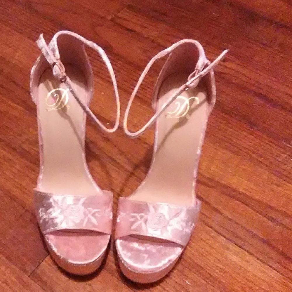 Heels - Picture 4 of 4